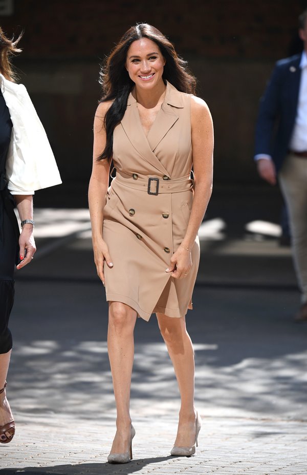 Na imagem com cor, Meghan Markle usa looks menos chamativos - Metrópoles 