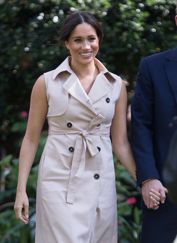 Na imagem com cor, Meghan Markle usa looks menos chamativos - Metrópoles 