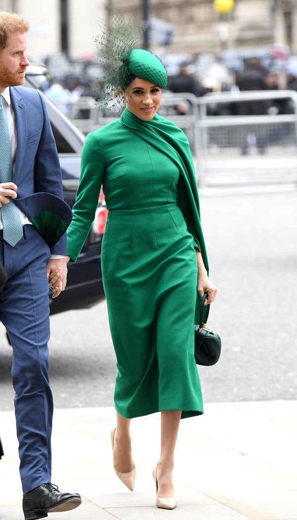 Na imagem com cor, Meghan Markle usa looks menos chamativos - Metrópoles 