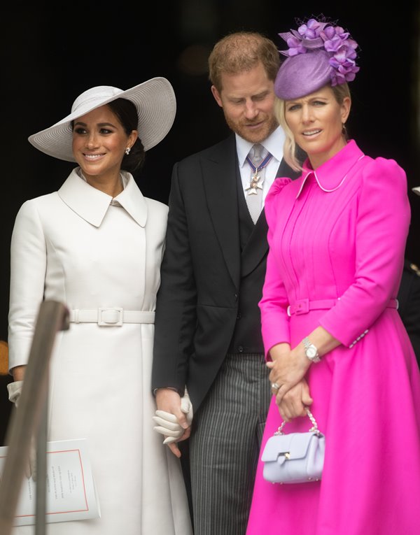 Na imagem com cor, Meghan Markle usa looks menos chamativos - Metrópoles 