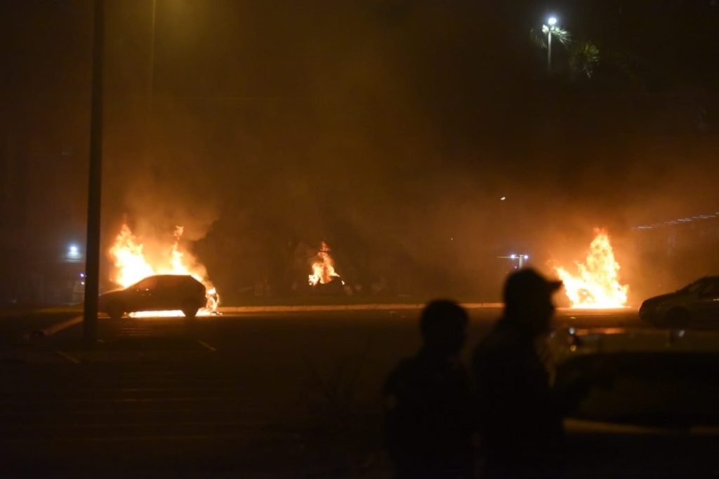 Imagem colorida de fogo em carros na área central de Brasília - Metrópoles