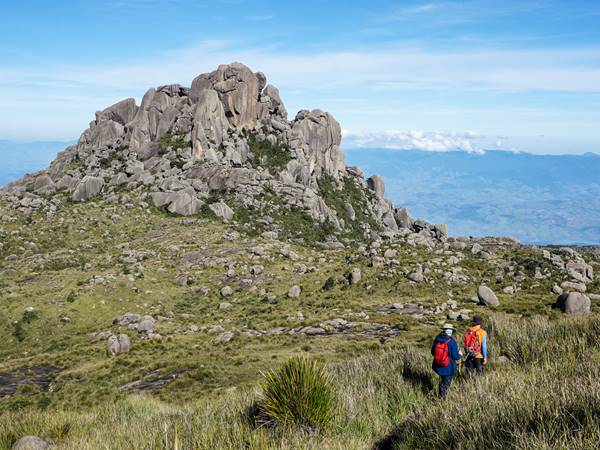 Pedras rochosas e pessoas caminhando