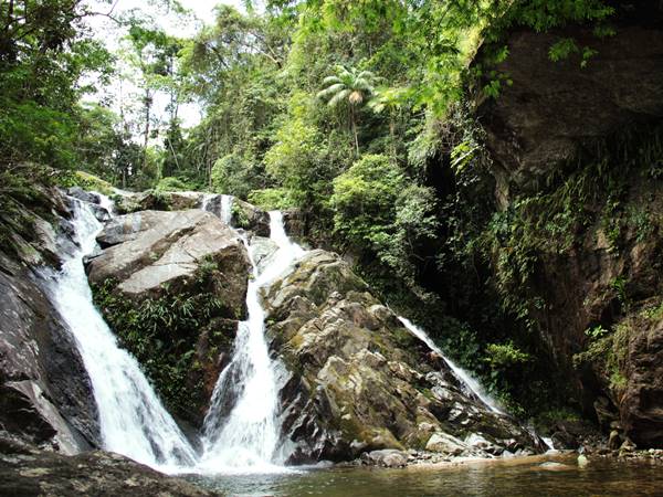 Pedras e cachoeira