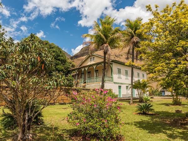 Casa de campo com árvores ao redor