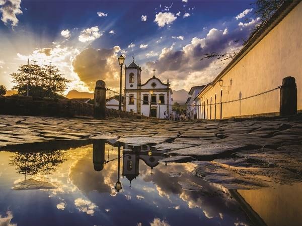 Igreja ao fundo e reflexo no chão do céu