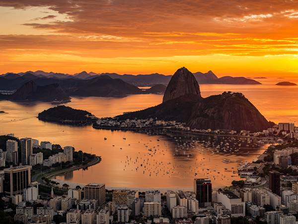 Pão de Açúcar no Rio de Janeiro ao entardecer 