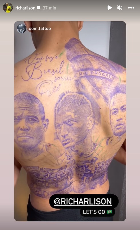 Foto do jogador Richarlison de costas mostrando o desenho de uma tatuagem, em que aparece neymar, ronaldo e próprio richarlison