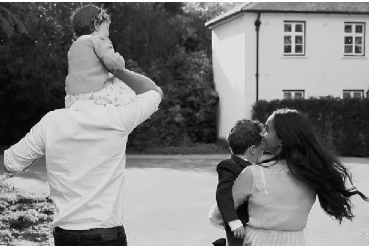 Foto preto e branco de um homem, uma mulher e duas crianças