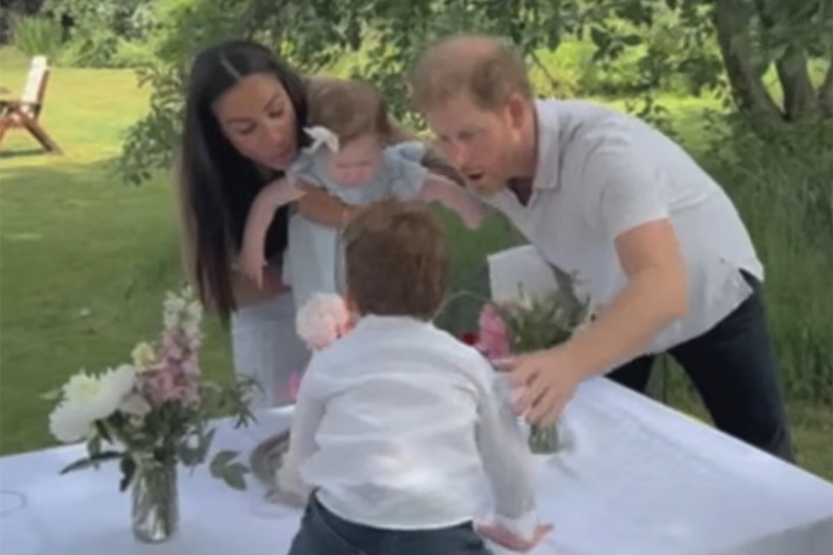 Foto colorida de mulher segurando bebê e menino subindo na mesa enquanto homem tenta segurá-lo - Metrópoles