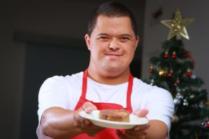 Imagem colorida de homem com Síndrome de Down que pretende abrir cafeteria