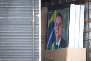 Caminhão de mudança leva quadro de Jair Bolsonaro