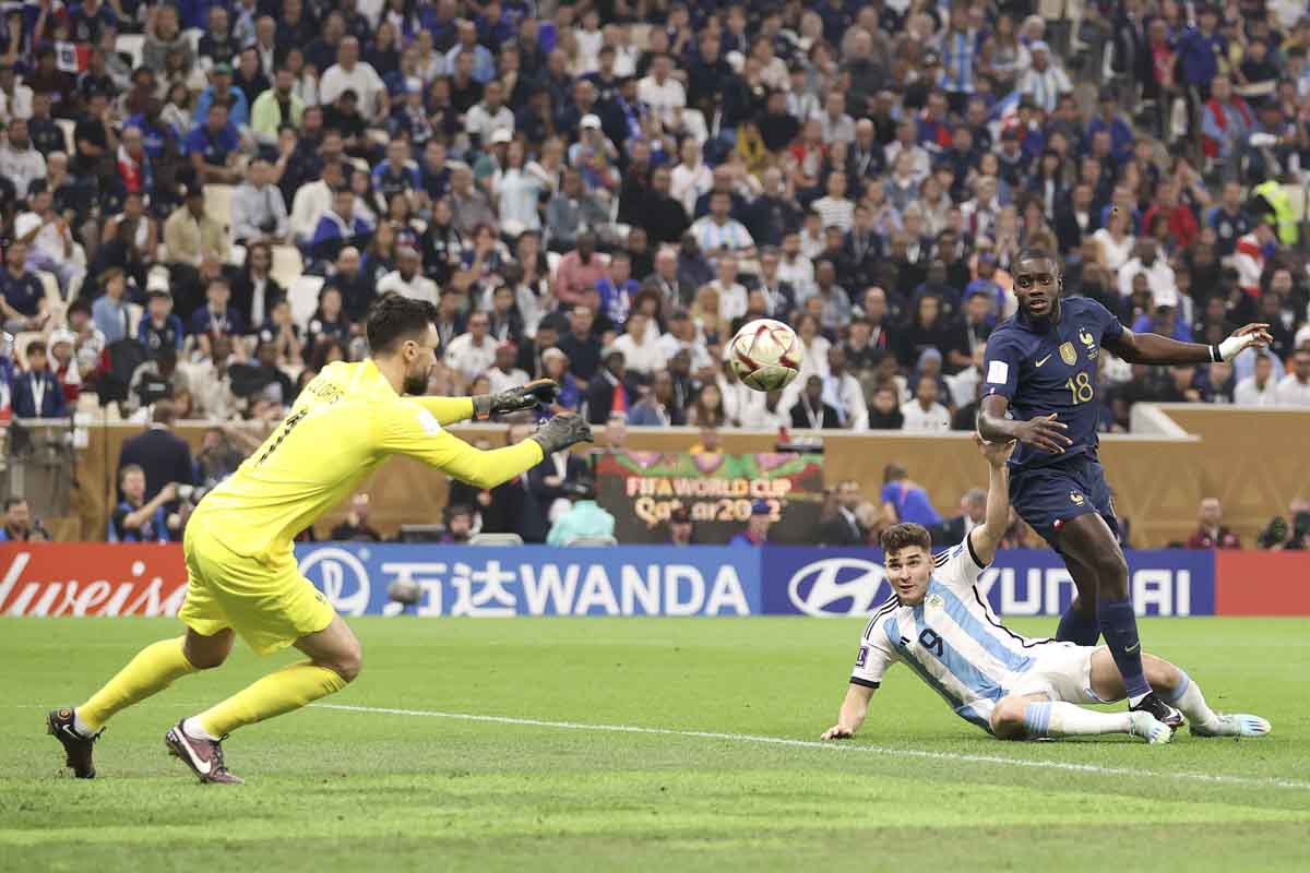 Julian Alvarez, da Argentina, tem um chute defendido por Hugo Lloris, da França, durante a partida final da Copa do Mundo da FIFA Qatar 2022 entre Argentina e França