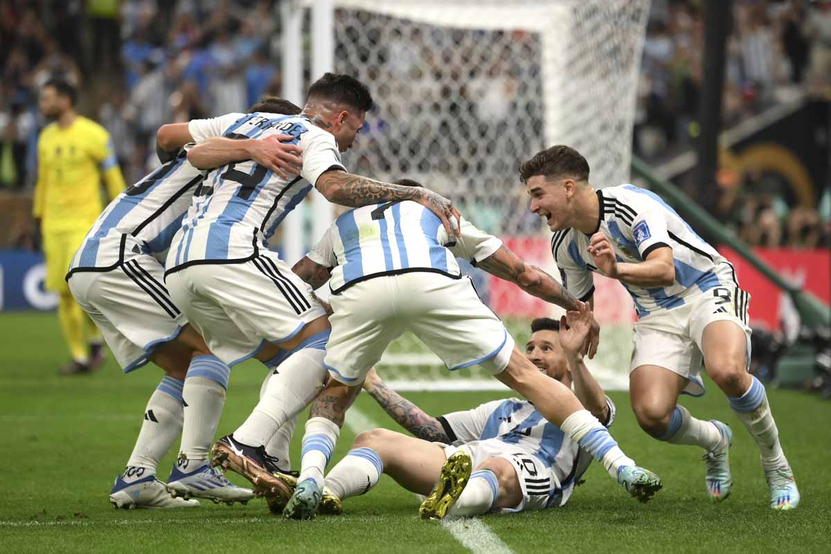 Lionel Messi, da Argentina, comemora após marcar o primeiro gol do time por meio de um pênalti durante a partida final da Copa do Mundo da FIFA Qatar 2022