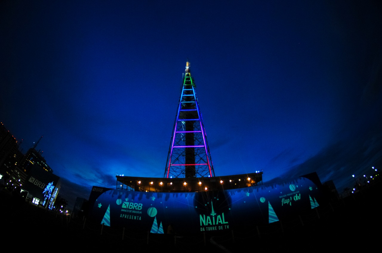 Na foto, luzes de Natal na Torre de TV - Metrópoles