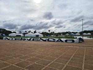 Praça dos Cristais em acampamento golpista no QG do Exército