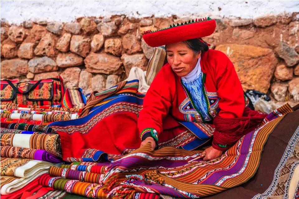 Foto colorida de mulher peruana