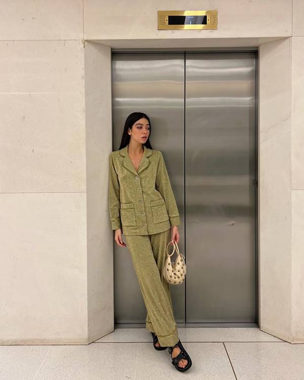 Influencer Victoria usa conjunto de alfaiataria verde e está encostada em elevador - Metrópoles 