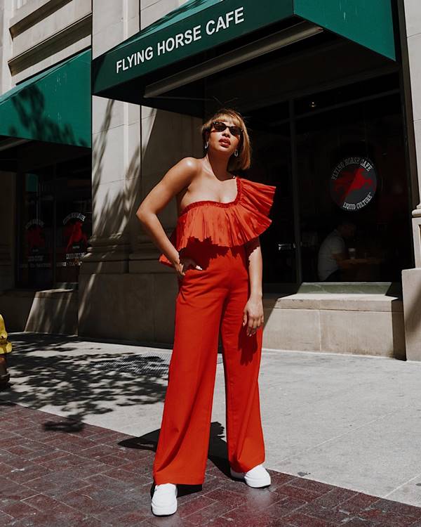 Influencer Larissa usa calça vermelha e top vermelho com babados grandes - Metrópoles 