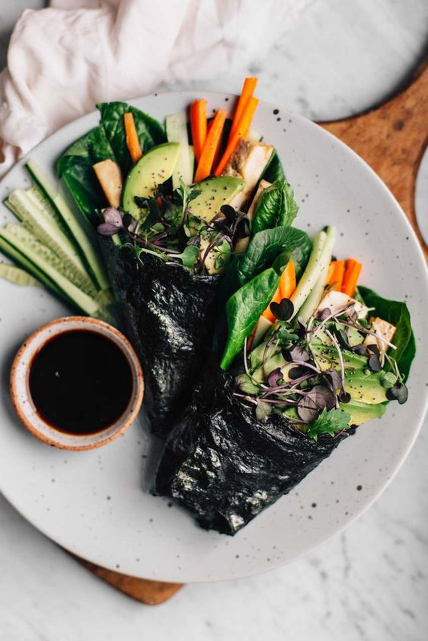 Na foto, um prato com alga recheada de vegetais e legumes - Metrópoles