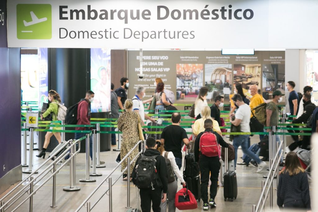 homem aeroporto internacional de brasilia quinto dia de greve 23-12-2022 - Metrópoles