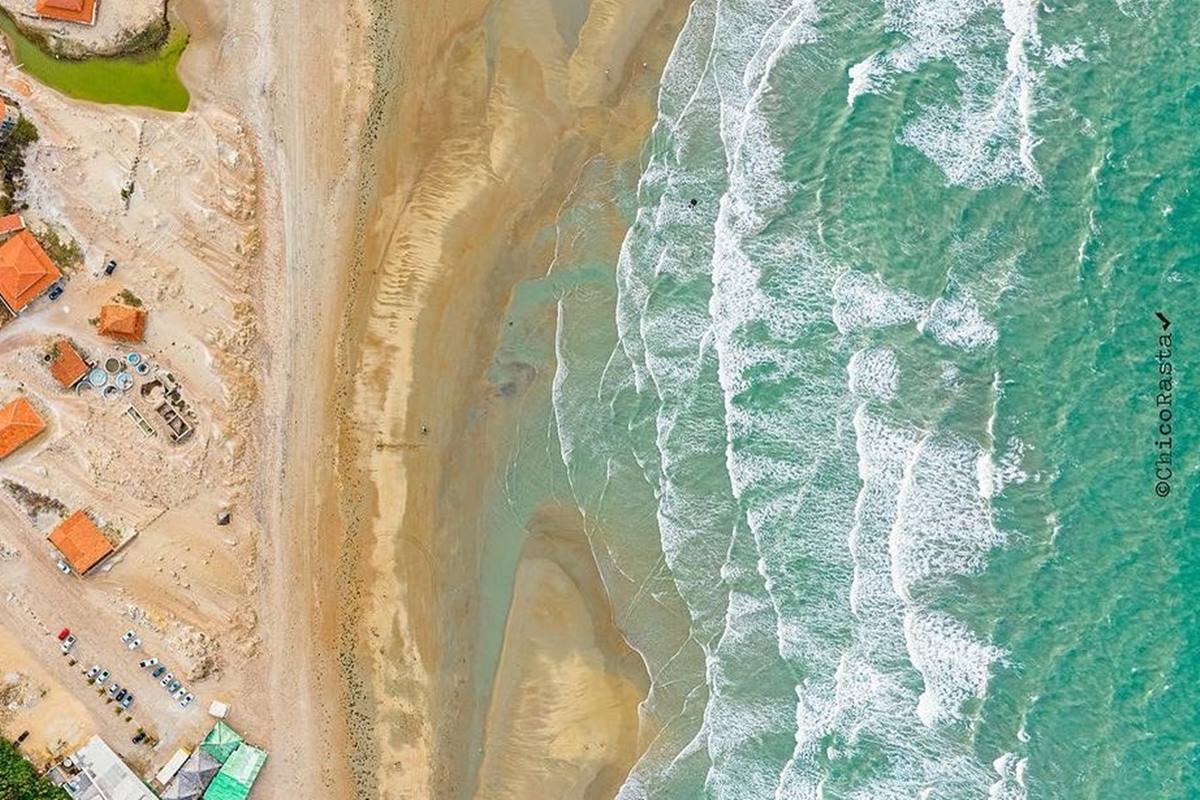 Foto colorida de praia - Metrópoles