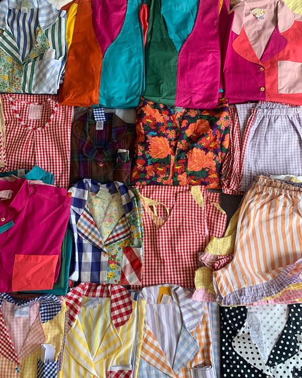 Pijamas coloridos e estampados dobrados um ao lado do outro - Metrópoles