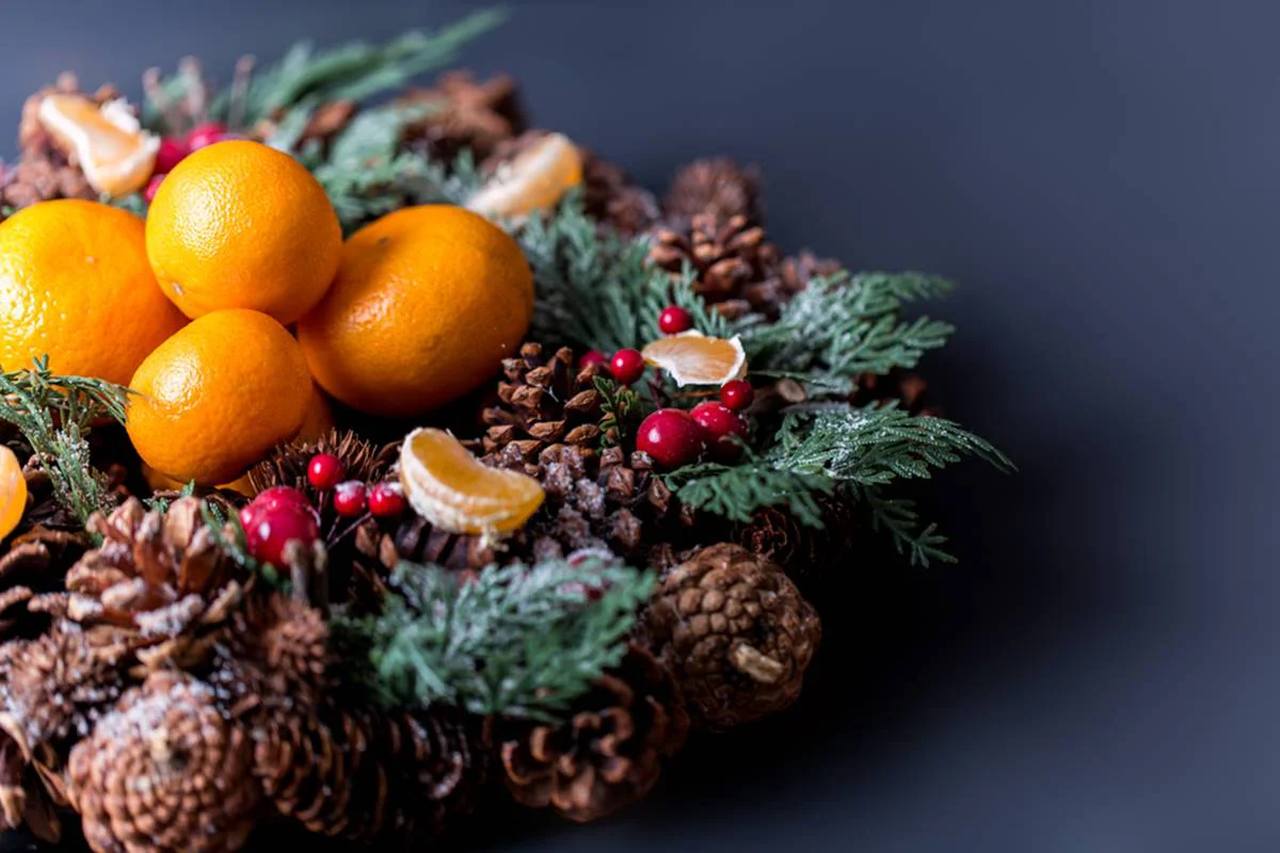 Na foto, um arranjo de natal com frutas - Metrópoles