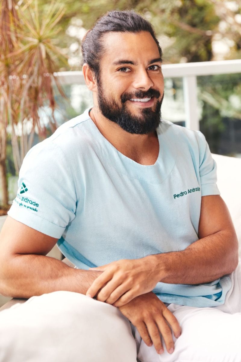 Foto colorida de homem pardo, com barba e vestido com roupa de médico - Metrópoles