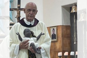 Imagem colorida: Padre Julio Lancellotti segura imagem de menino Jesus negro - Metrópoles