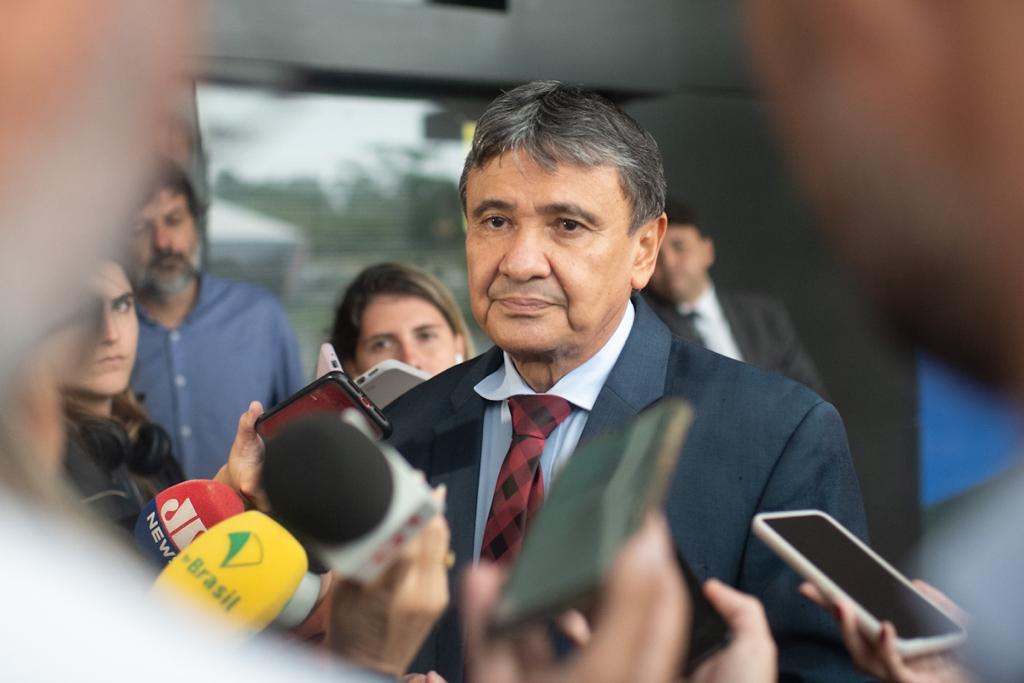 Futuro Ministro do Desenvolvimento Social, Wellington Dias (PT), chega ao CCBB, sede do governo de transição. Ele é cercado por jornalistas - Metrópoles