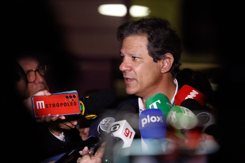 Futuro ministro da Fazenda do governo Lula, Fernando Haddad, fala à imprensa ao deixar o CCBB - Metrópoles