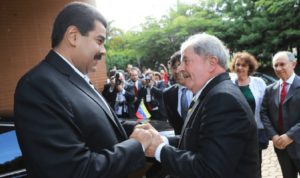 O ditador venezuelano Nicolás Maduro cumprimenta Lula