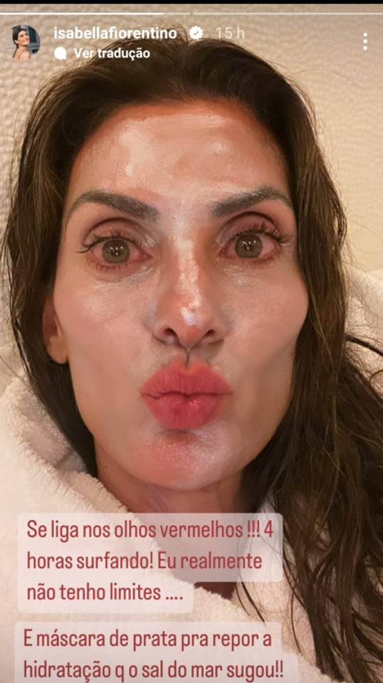 Mulher branca tirando uma selfie com close em seu rosto. Usando um creme branco na pele, ela tem os olhos verdes e mostra como eles estão brancos devido à água do mar