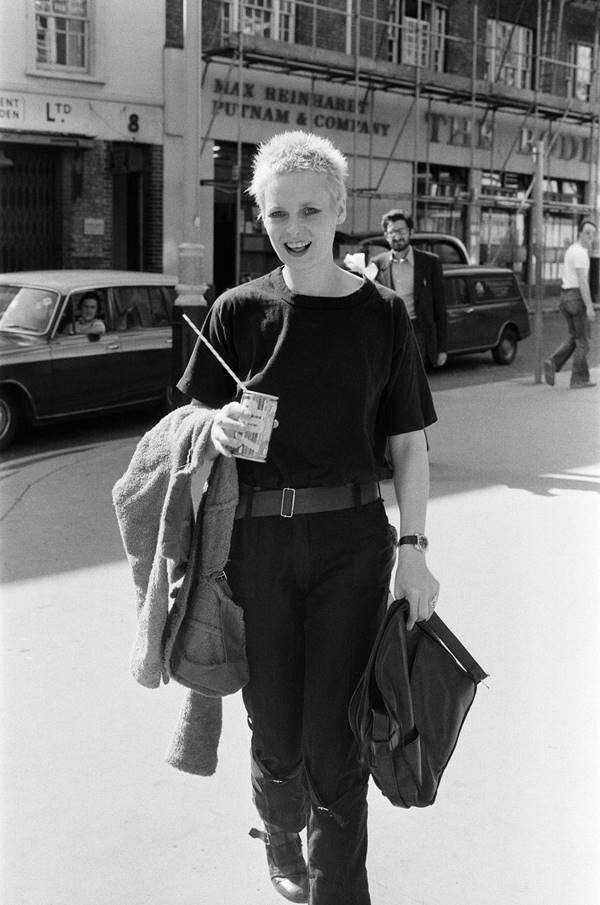 Na foto em preto e branco, Vivienne Westwood em 1977 - Metrópoles 