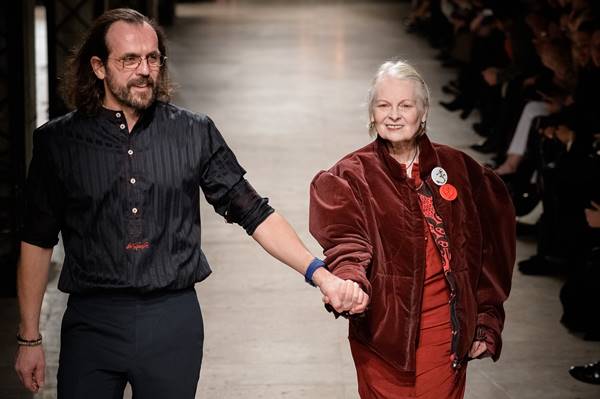 Andreas Kronthaler e Vivienne Westwood na passarela - Metrópoles