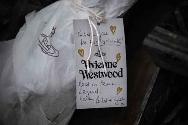 Homenagem após a morte da estilista Vivienne Westwood - Metrópoles