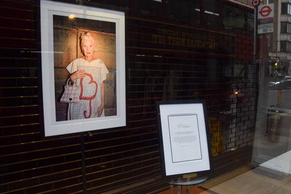 Homenagem após a morte da estilista Vivienne Westwood - Metrópoles