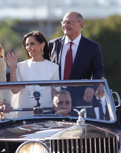 Lu Alkmin possa de Lula vestido Glória Coelho - Metrópoles 