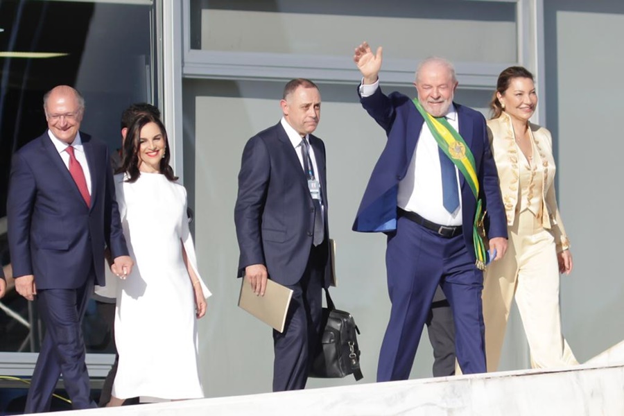 Lu Alkmin possa de Lula vestido Glória Coelho - Metrópoles 