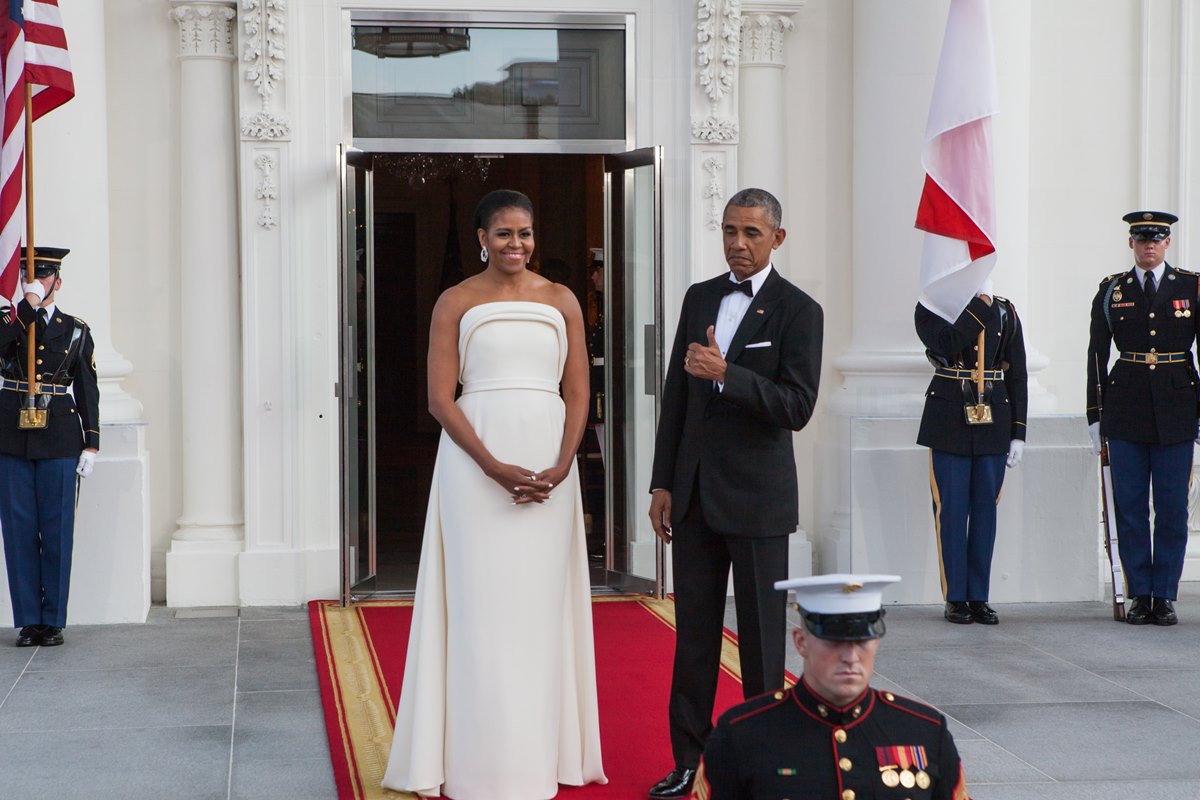 Foto da Casa Branca, nos Estados Unidos. O presidente Barack Obama dá sinal de aprovação ao look da noite de sua esposa, a primeira-dama Michelle Obama, vestido marfim desenhado por Brandon Maxwell, enquanto aguardam a chegada do primeiro-ministro de Cingapura Lee Hsien Loong. e sua esposa, Sra. Lee Hsien Loong, em homenagem à sua visita de Estado à Casa Branca. - Metrópoles