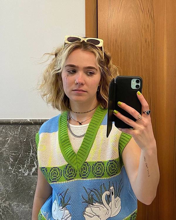 Atriz Haley Lu Richardson em foto com celular no espelho - Metrópoles