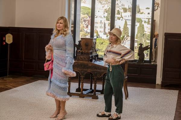 Tanya McQuoid (Jennifer Coolidge) e Portia (Haley Lu Richardson), na série The White Lotus - Metrópoles