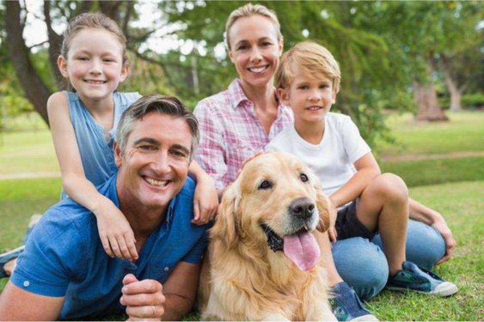 Família com cachorro