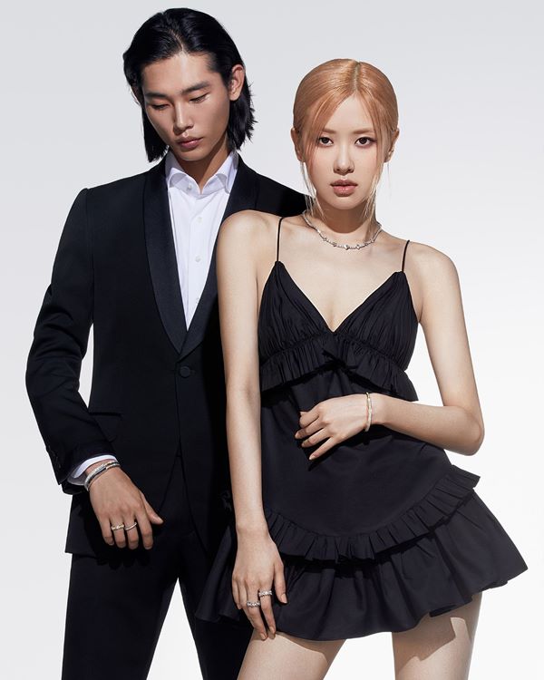 Na imagem com cor, Rosé em campanha da Tiffany - Metrópoles 