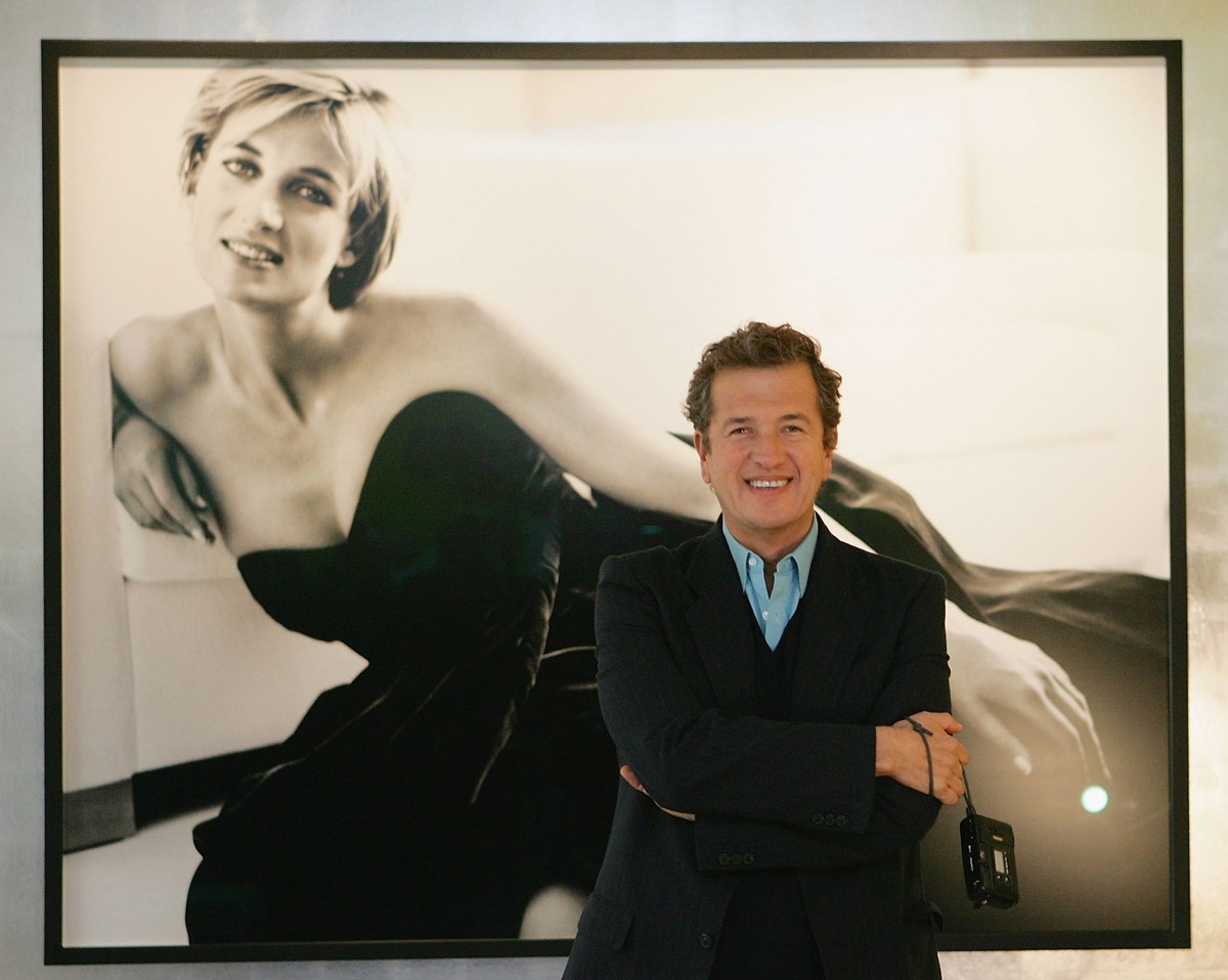 O fotógrafo Mario Testino assiste à coletiva de imprensa para "Diana, Princess Of Wales By Mario Testino" no Palácio de Kensington em 22 de novembro de 2005 em Londres, Inglaterra. A exposição apresenta imagens fotográficas de Testino da última sessão de retratos de Diana, cinco meses antes de sua morte em Paris em 1997. O evento abre esta noite com uma recepção com champanhe e vista privada. - Metrópoles