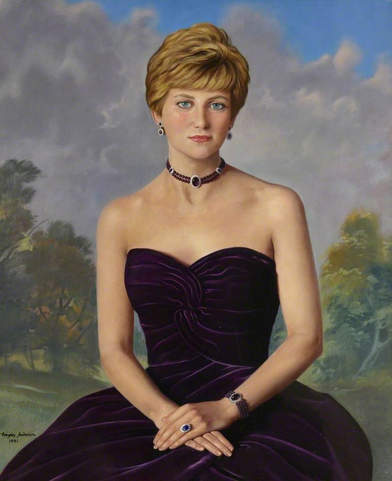 Lady Di pintada em um quadro hiperrealista. A princesa era jovem e possuia os cabelos loiros curtos. Usa um vestido roxo de camurça sem alça, um colar com pedras preciosas roxas e um brinco que faz par com a joia de baixo. - Metrópoles