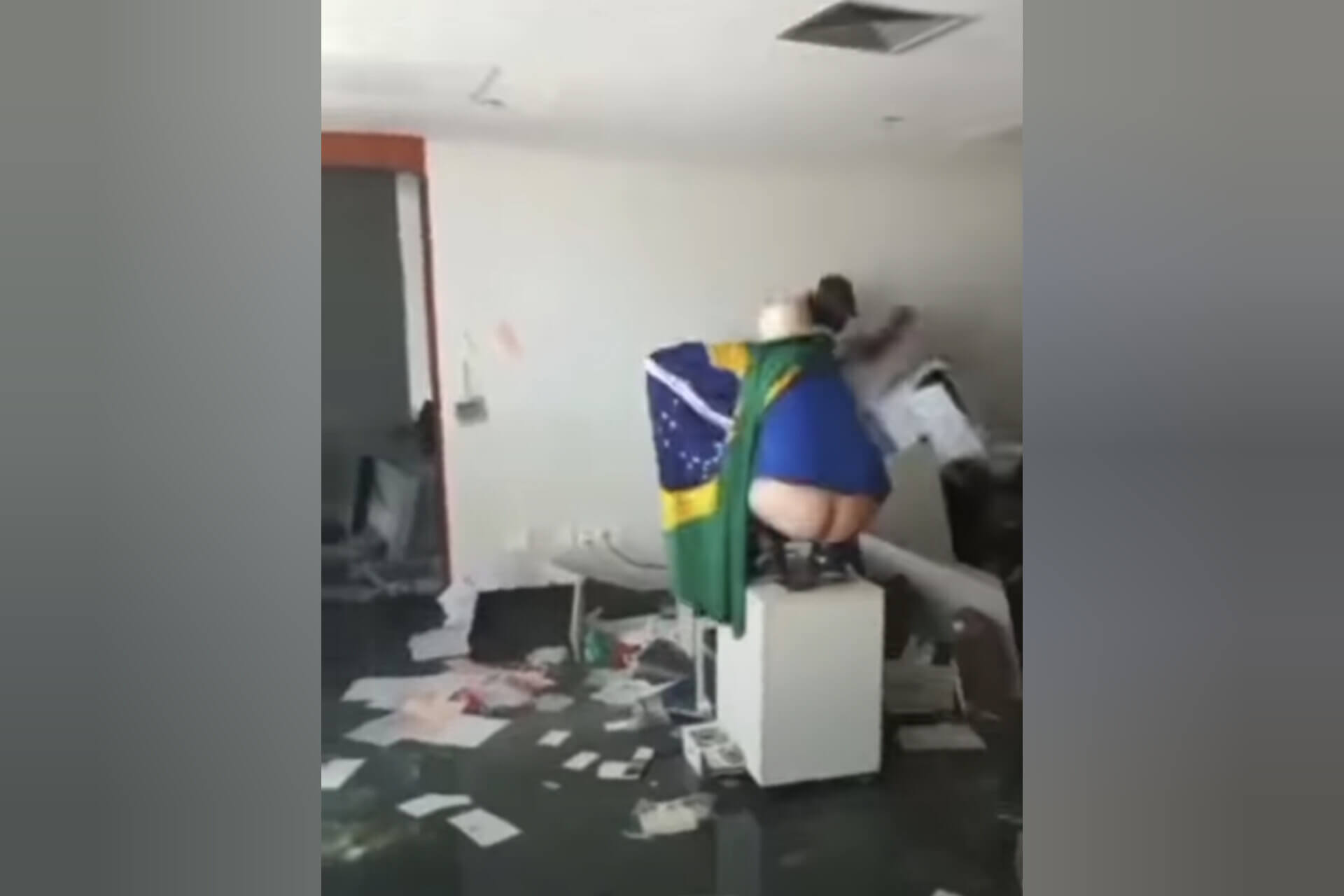 Vídeo: bolsonaristas fazem cocô e xixi em sala do STF em ato terrorista |  Metrópoles