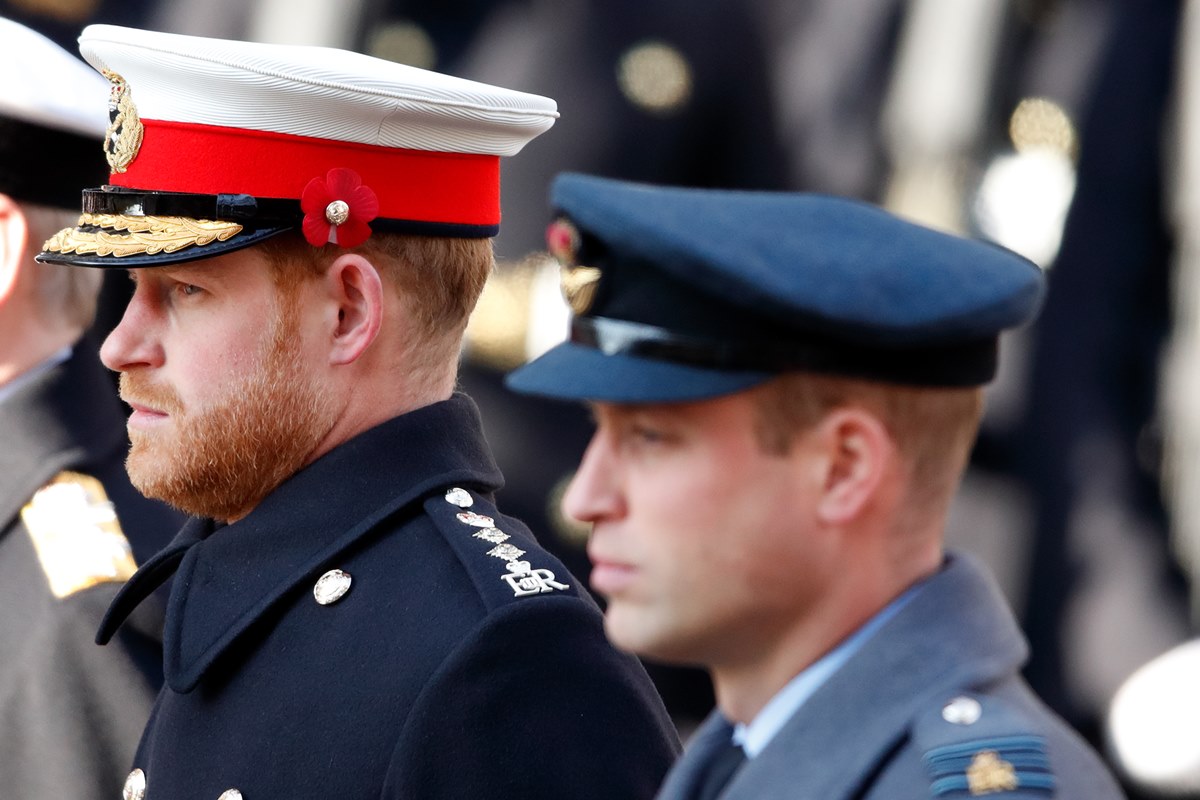 Foto colorida de dois homens brancos lado a lado com roupa de militar - Metrópoles