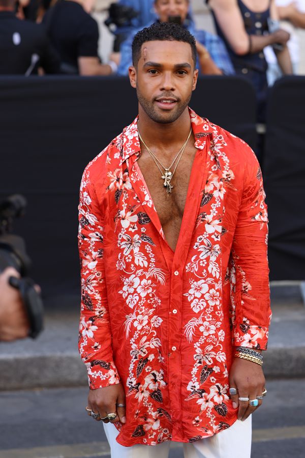 Na imagem com cor, o ator Lucien Laviscount em tapete vermelho - Metrópoles