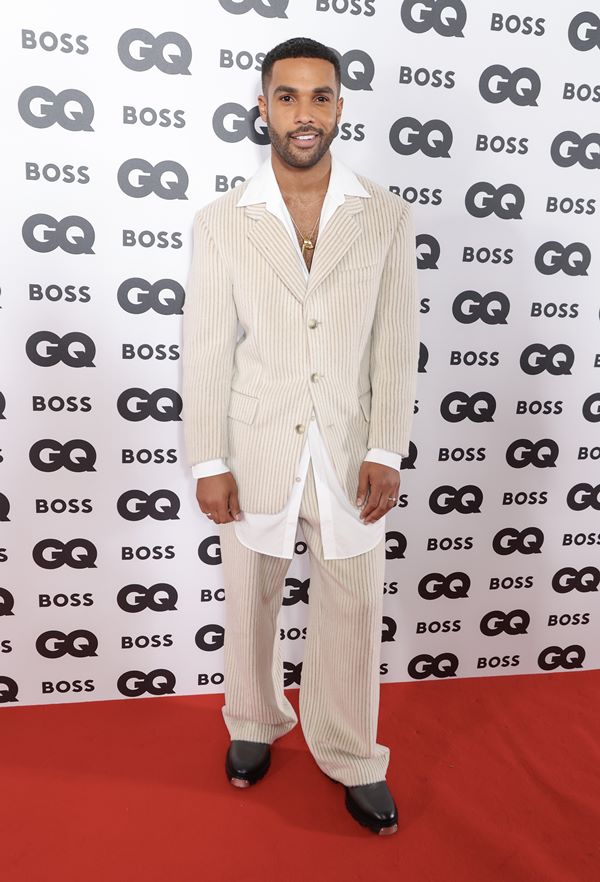 Na imagem com cor, o ator Lucien Laviscount em tapete vermelho - Metrópoles